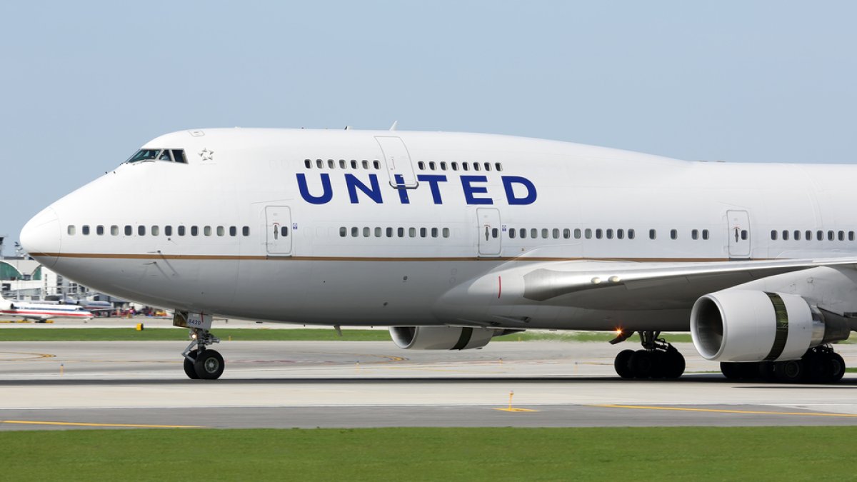 acusan a piloto de United por destruir barrera de estacionamiento