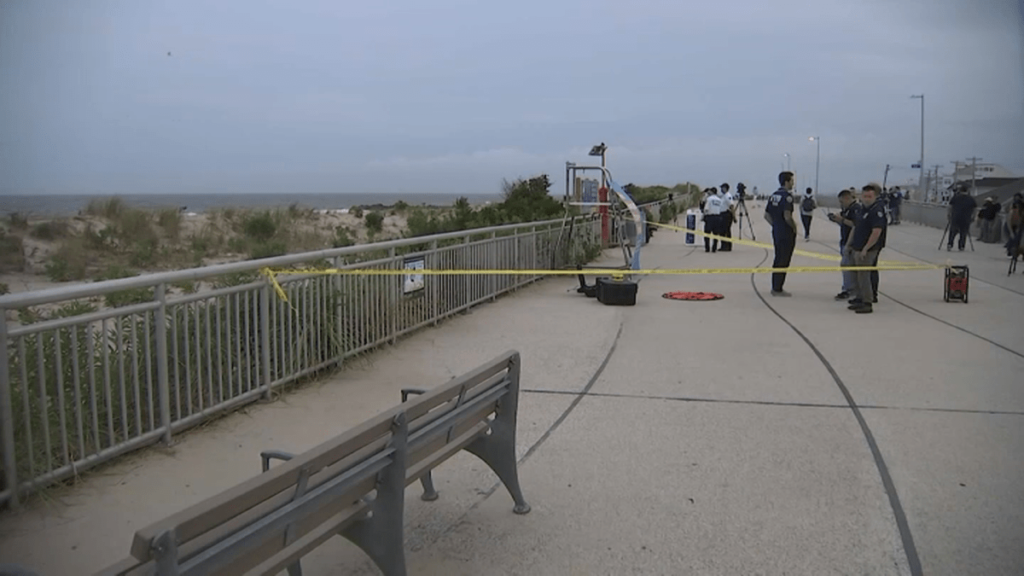 autoridades cierran playa de NYC tras aparente ataque de tiburón