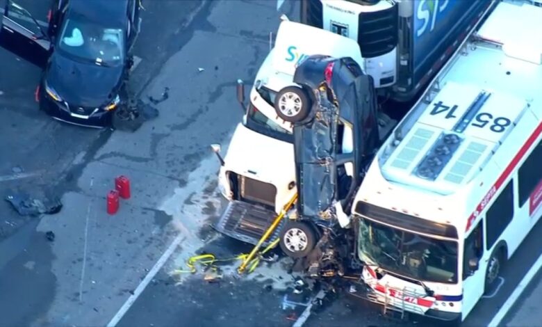 camioneta queda en alzada entre medio de camión y autobús SEPTA
