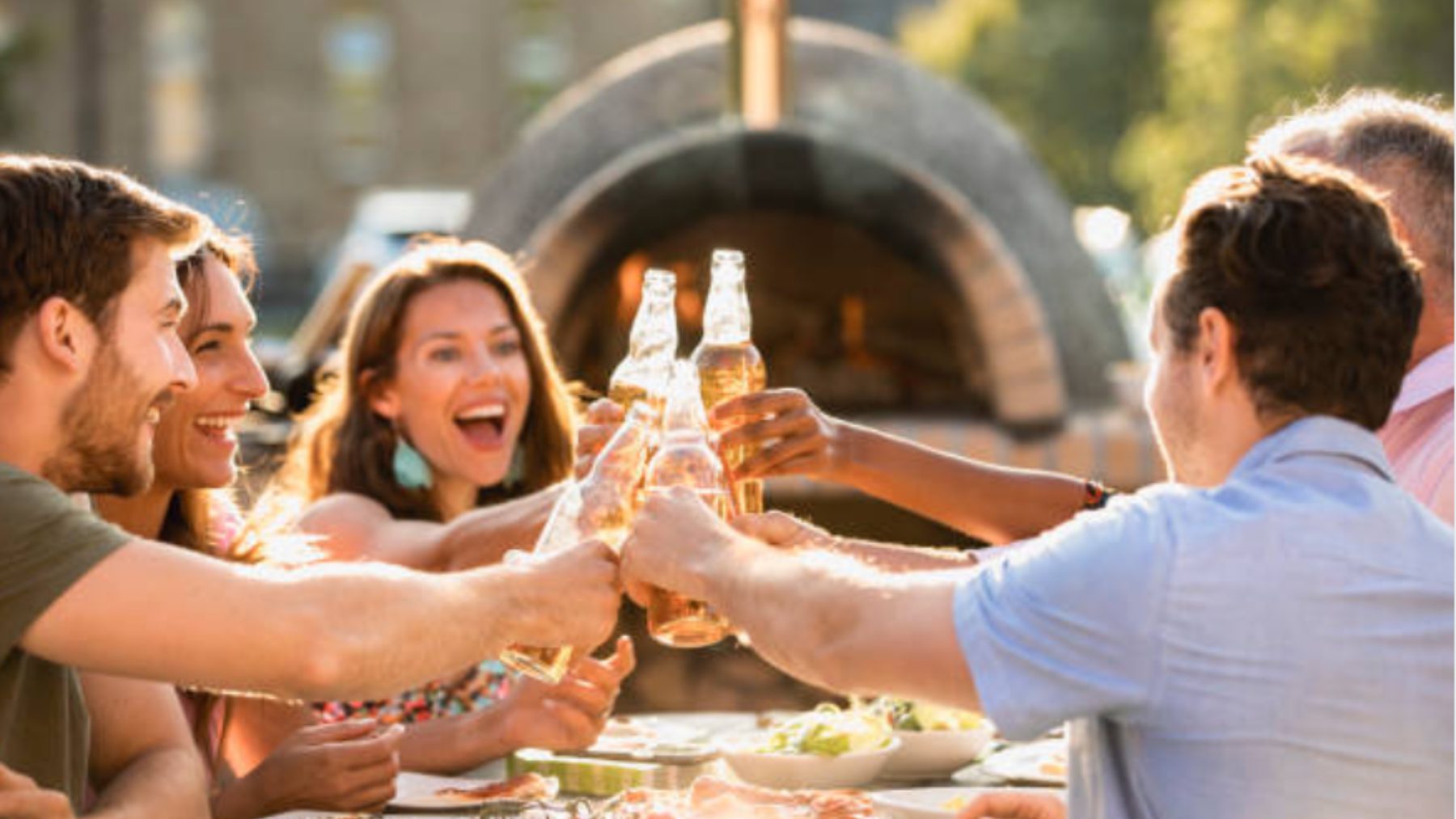 la astuta técnica que usan los delincuentes para robarte el móvil en las terrazas