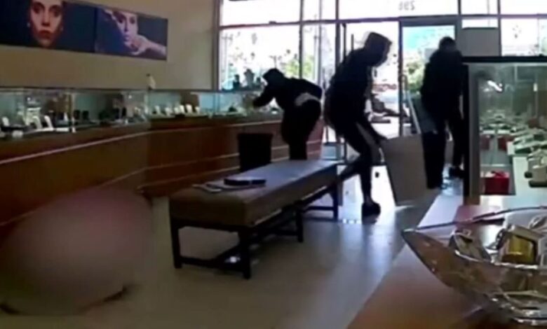 ladrones rompen vitrinas de joyería y se llevan $900,000 en mercancía