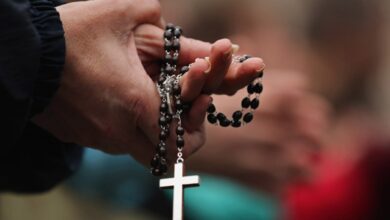 millones para víctima de sacerdote quien lo habría violado como penitencia tras confesarse