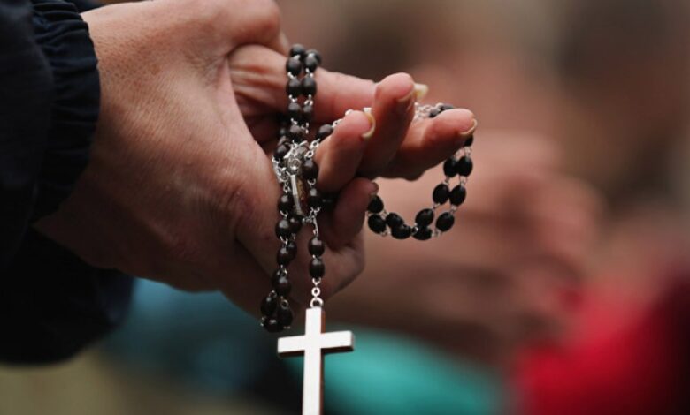millones para víctima de sacerdote quien lo habría violado como penitencia tras confesarse