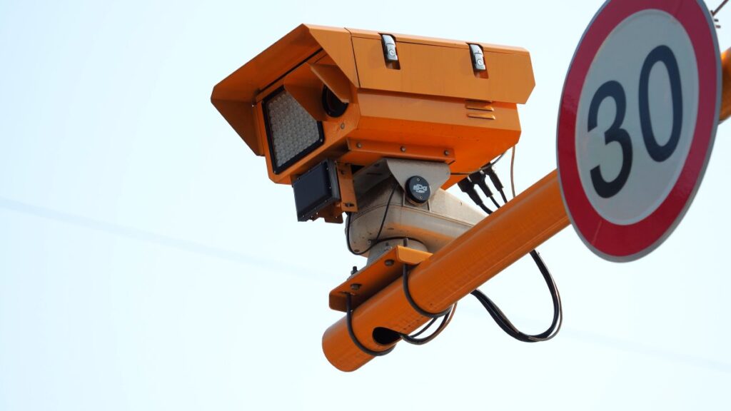 multan a conductor por ir 1 mph encima del límite de velocidad