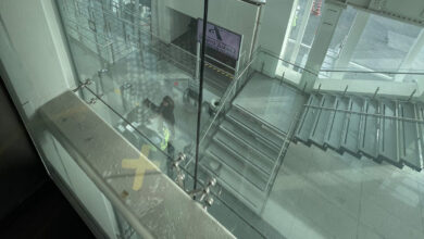 ¡Ahora en el AICM! Usuarios se quedan encerrados en elevador