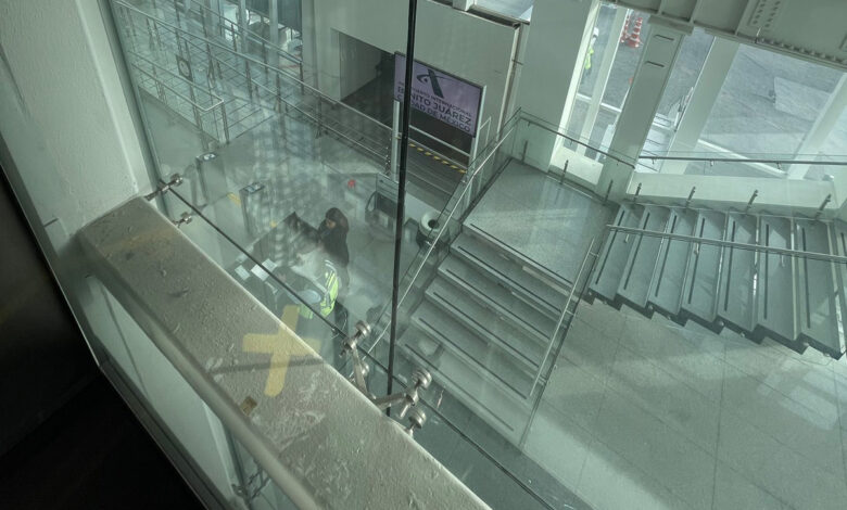 ¡Ahora en el AICM! Usuarios se quedan encerrados en elevador