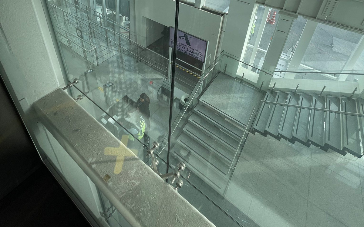 ¡Ahora en el AICM! Usuarios se quedan encerrados en elevador