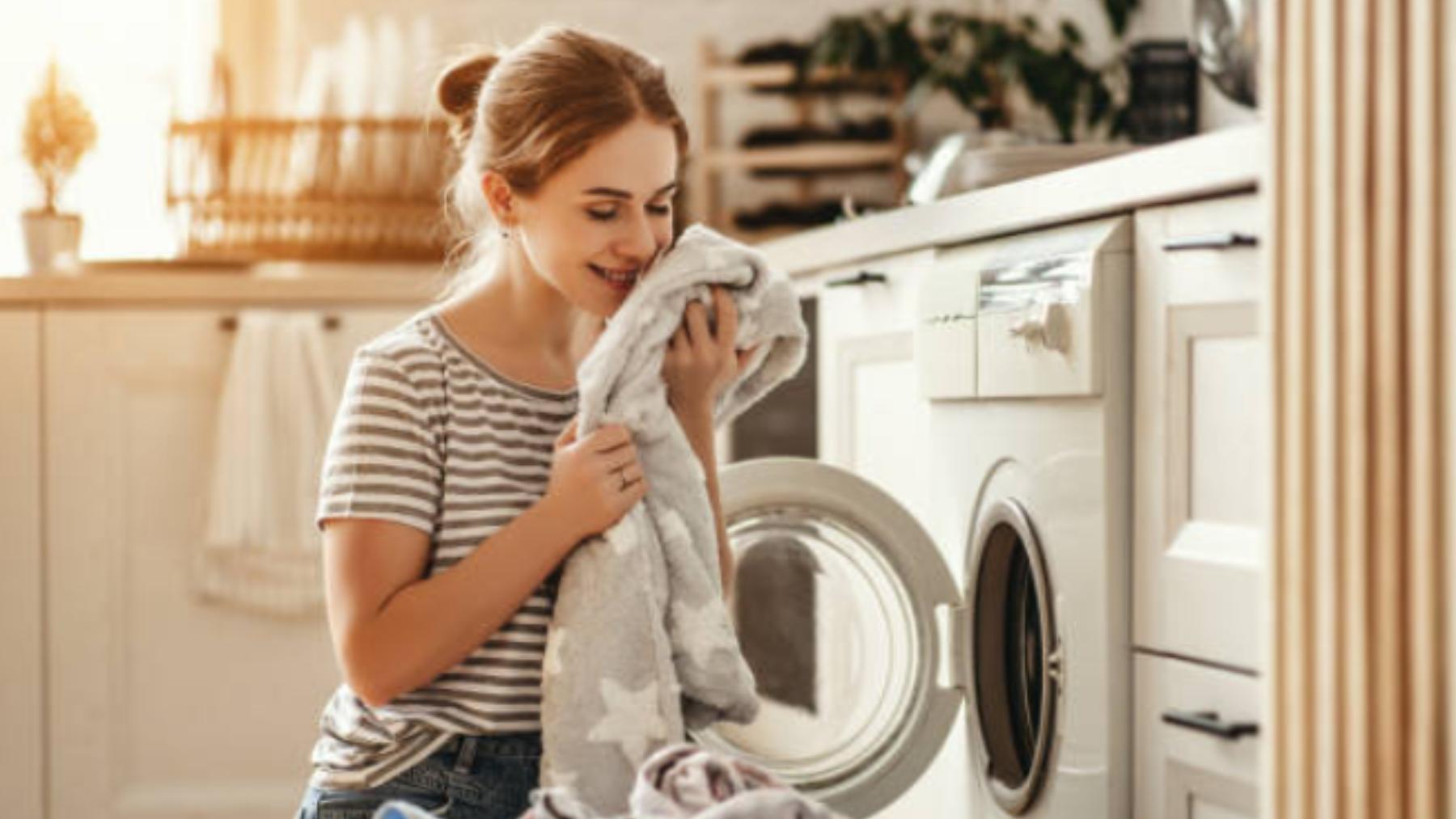¿El suavizante te irrita la piel? El trucazo que dejará tu ropa más suave y oliendo a rosas sin usarlo