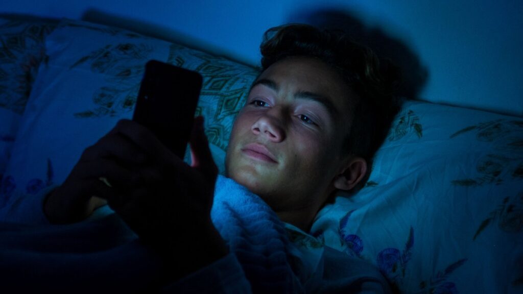 ¿Cómo afecta sus cerebros? Jóvenes reciben casi 5,000 notificaciones de teléfono al día, según estudio