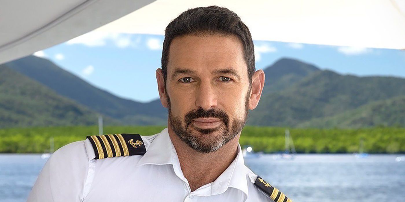Capitán Jason Chambers desde Below Deck Down Under en un yate en el agua