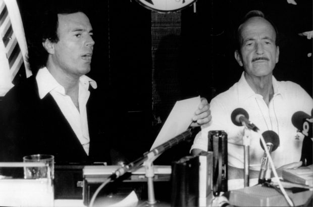 Julio Iglesias con su padre tras la liberación / GTRES