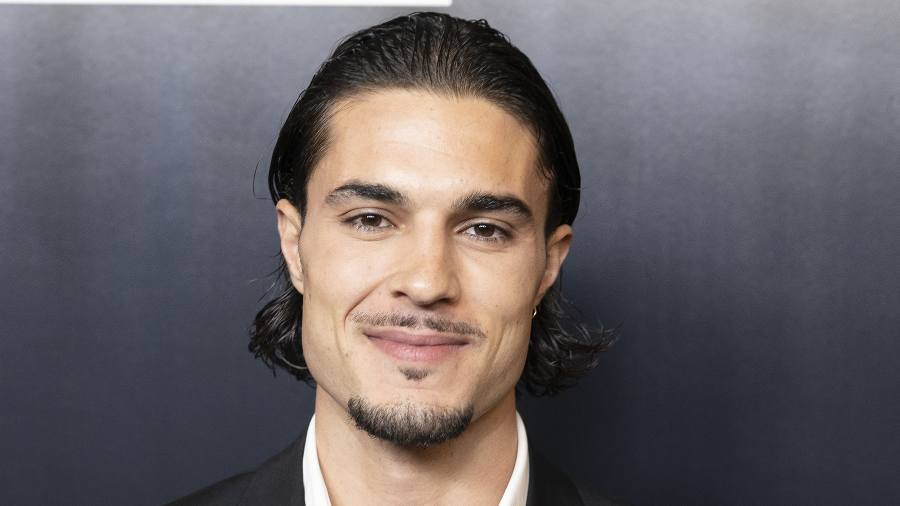 Carlo Costanzia no esconde la pulsera telemática que le hace localizable para las autoridades