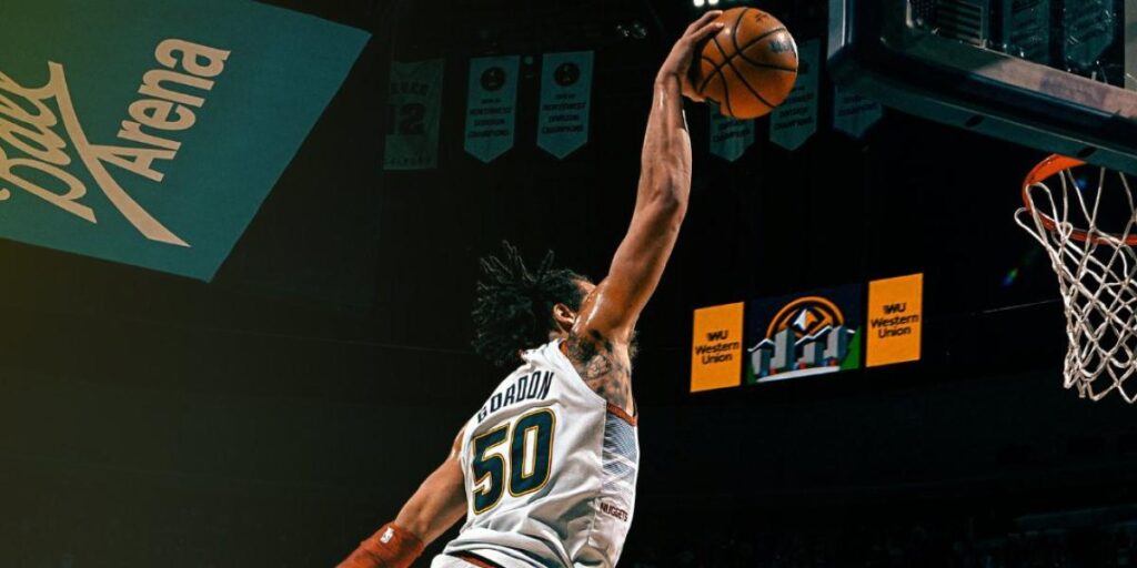 Aaron Gordon se hace una cadena con el mejor mate de la temporada 2022-23