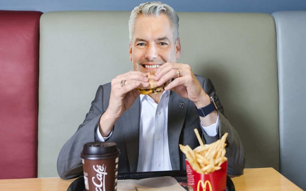 Alimentar a niños pobres en McDonald's provoca un escándalo en Austria | Video