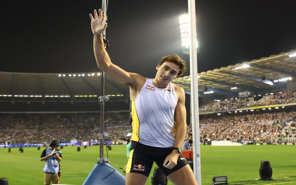 Armand Duplantis vuela en Eugene e impone un nuevo récord mundial | Video