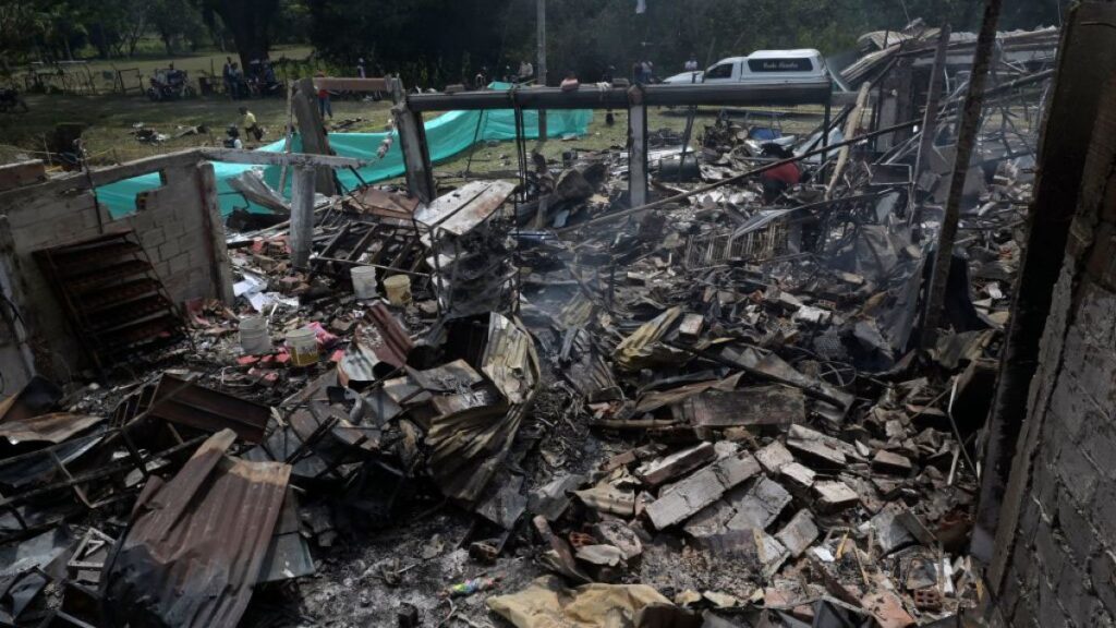 Atentado con bombas deja muertos y heridos en una estación de policía en Colombia