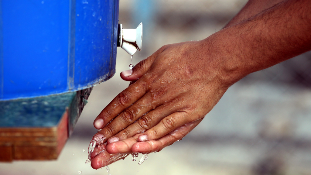 Con brotes extendiéndose en más países, el cólera está resurgiendo en el mundo, advierte la OMS