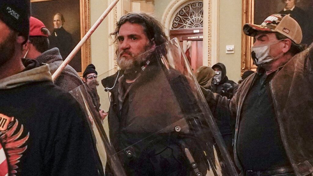Condena a Dominic Pezzola, de Proud Boys, por asalto al Capitolio