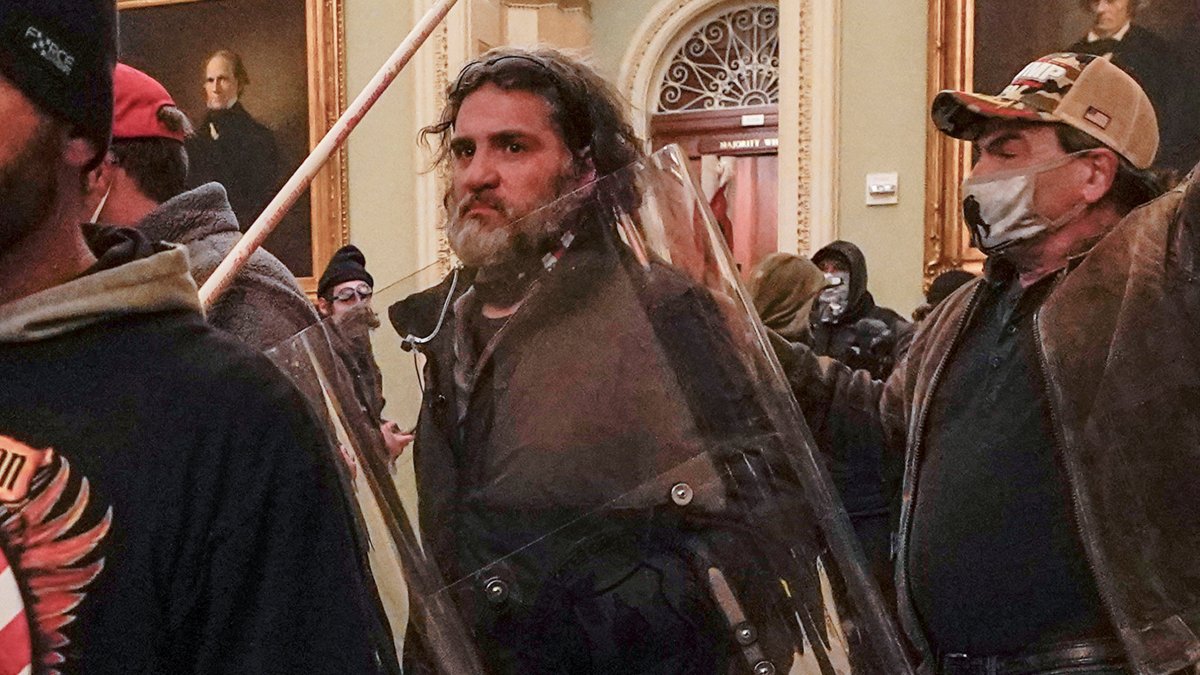 Condena a Dominic Pezzola, de Proud Boys, por asalto al Capitolio