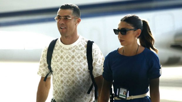 Cristiano Ronaldo y Georgina Rodríguez en el aeropuerto / Gtres