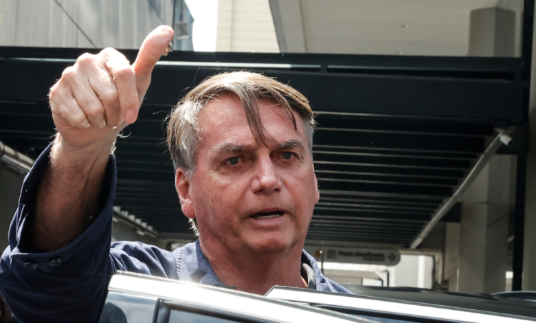 Dan de alta a Jair Bolsonaro tras someterse a doble cirugía