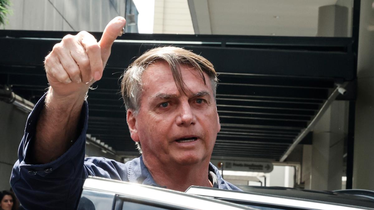 Dan de alta a Jair Bolsonaro tras someterse a doble cirugía