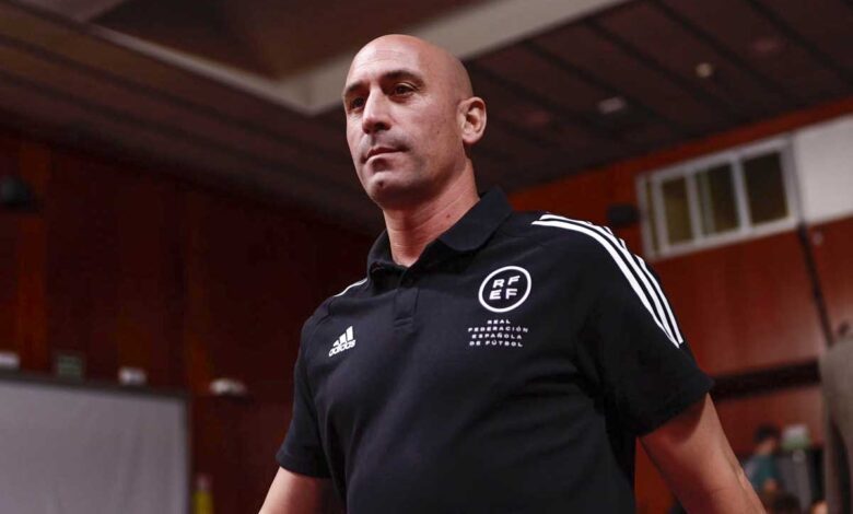 Denuncian a Luis Rubiales por presuntamente desviar 1.9 millones de euros