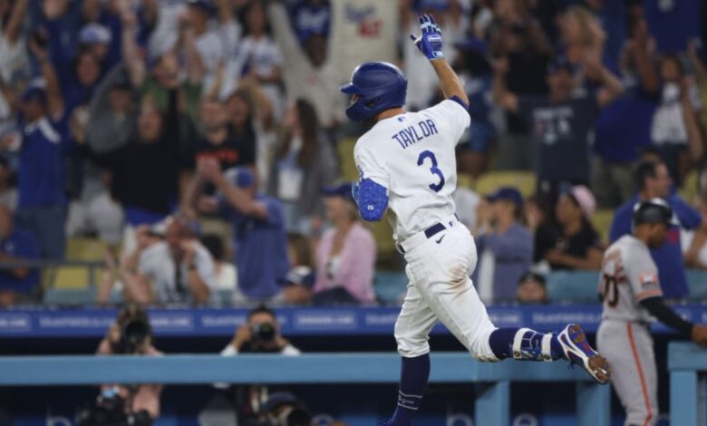 Dodgers derrotan 3-2 a Gigantes con sencillo de Taylor en la décima entrada
