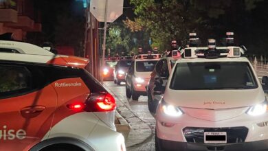 EU: Decenas de robotaxis se detienen en una calle y provocan caos vial