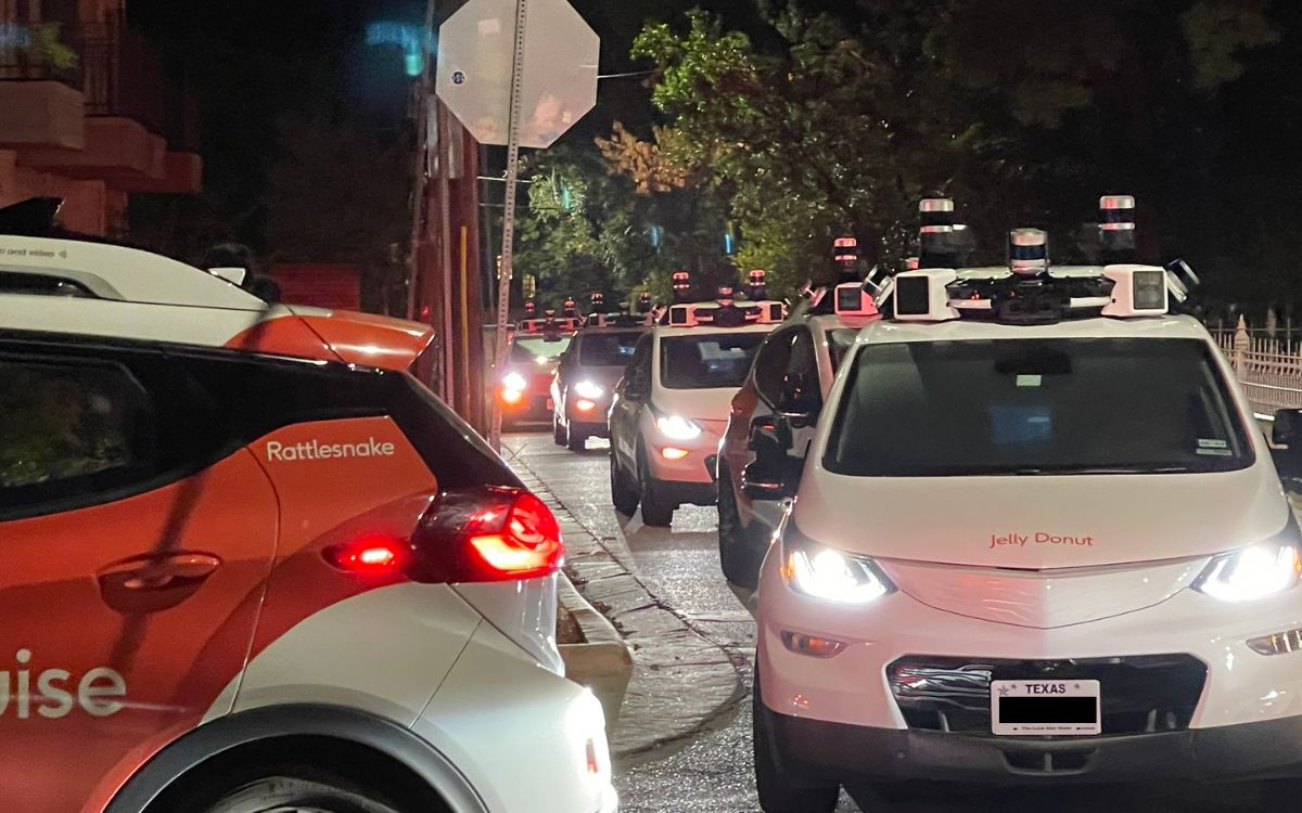 EU: Decenas de robotaxis se detienen en una calle y provocan caos vial