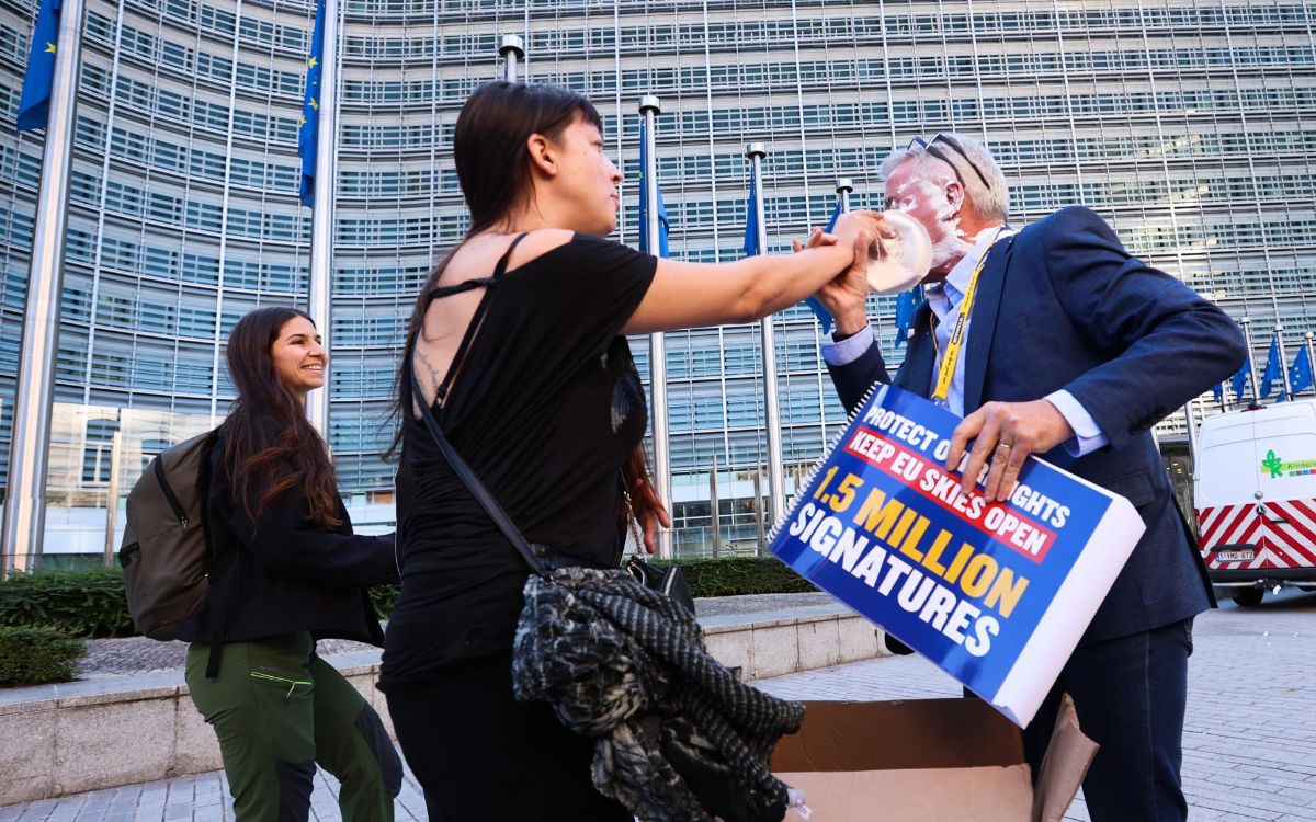 Ecologistas dan pastelazos en la cara a CEO de Ryanair