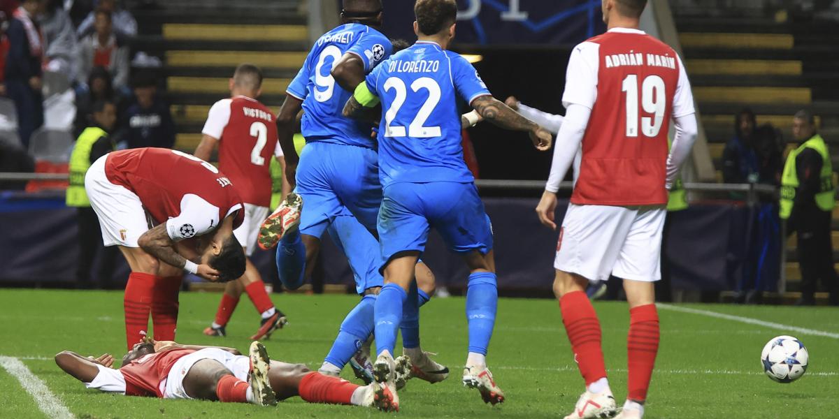 El Nápoles salva los muebles gracias a un regalo del Braga