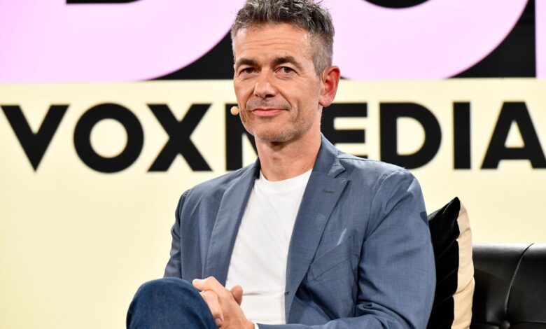 El director ejecutivo de Warner Music, Robert Kyncl, dice que la IA impactará la industria de la música durante el próximo año
