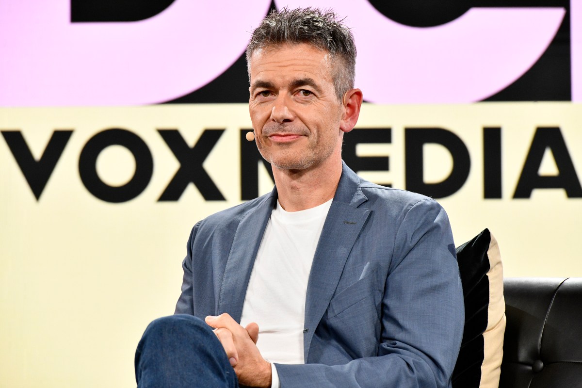 El director ejecutivo de Warner Music, Robert Kyncl, dice que la IA impactará la industria de la música durante el próximo año