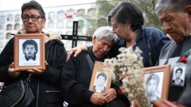 Entierran a estudiantes masacrados en Perú en 1992