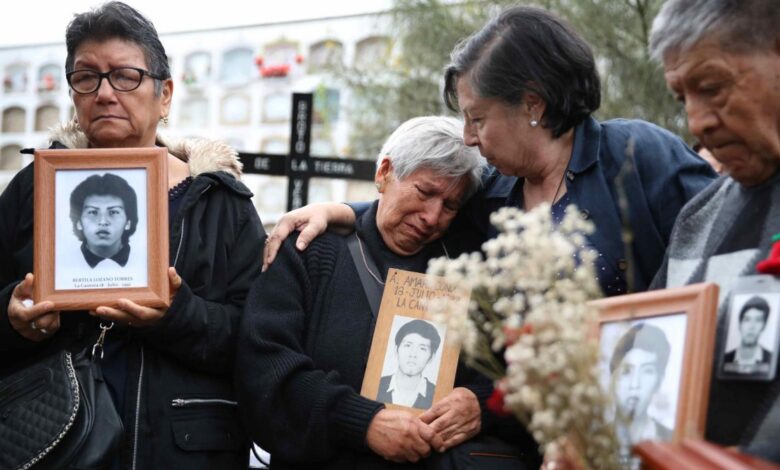 Entierran a estudiantes masacrados en Perú en 1992