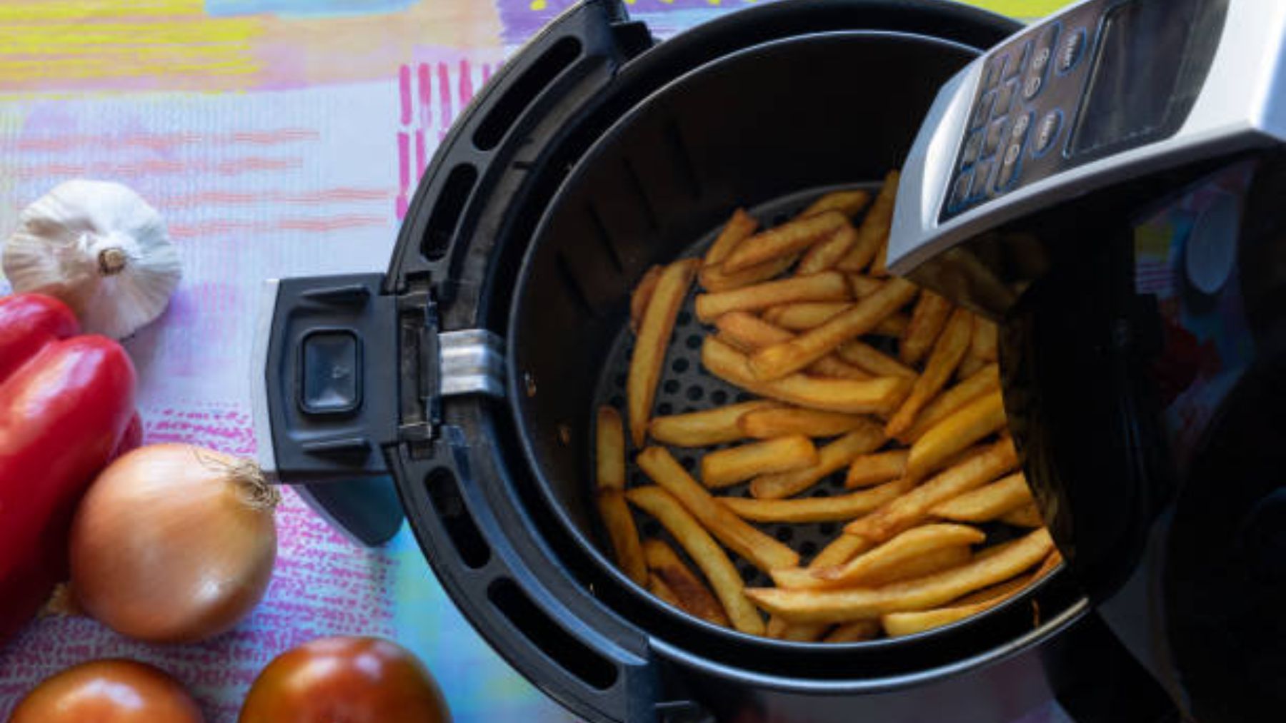 Este truco para limpiar la airfryer te cambiará la vida. Olvídate de lavarla a mano