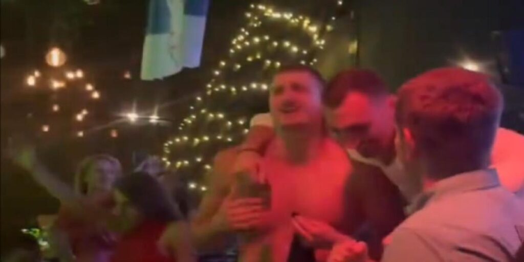 Esto sí que no se lo pierde: Nikola Jokic celebró con sus compañeros la plata