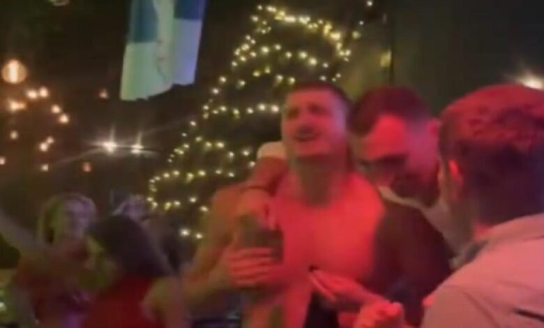 Esto sí que no se lo pierde: Nikola Jokic celebró con sus compañeros la plata