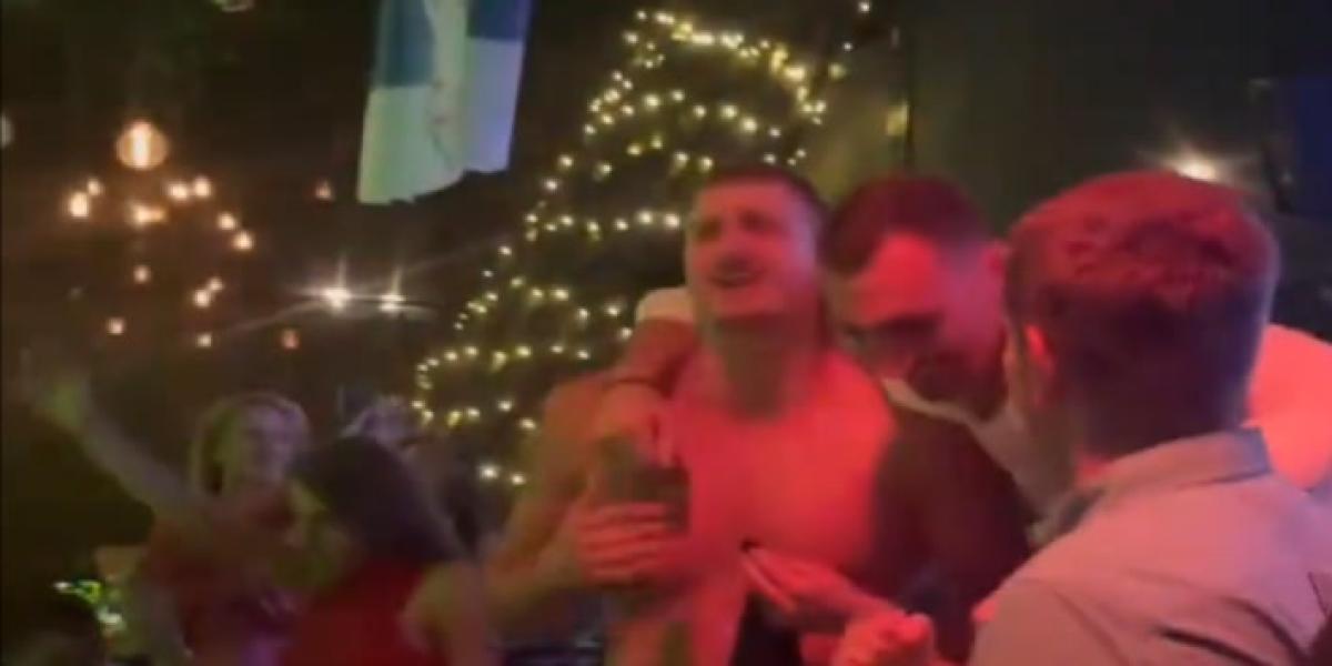 Esto sí que no se lo pierde: Nikola Jokic celebró con sus compañeros la plata