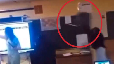 Estudiante arroja silla a maestra y la deja inconsciente | Video