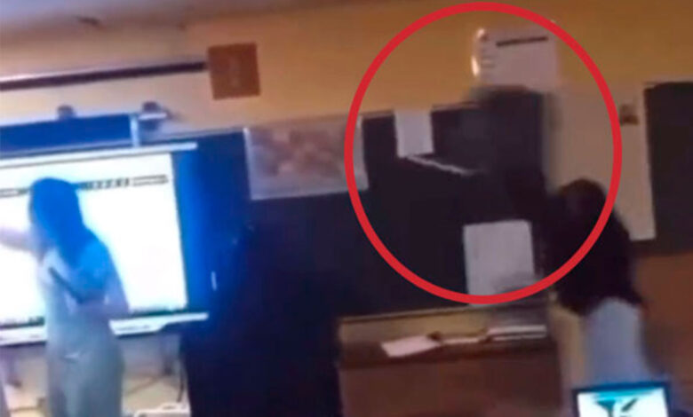Estudiante arroja silla a maestra y la deja inconsciente | Video