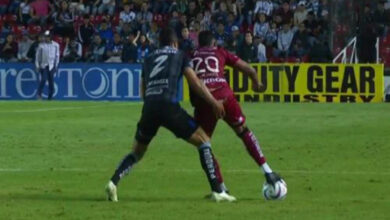 Expulsan a futbolista por "tocamientos en partes íntimas de un adversario" | Video