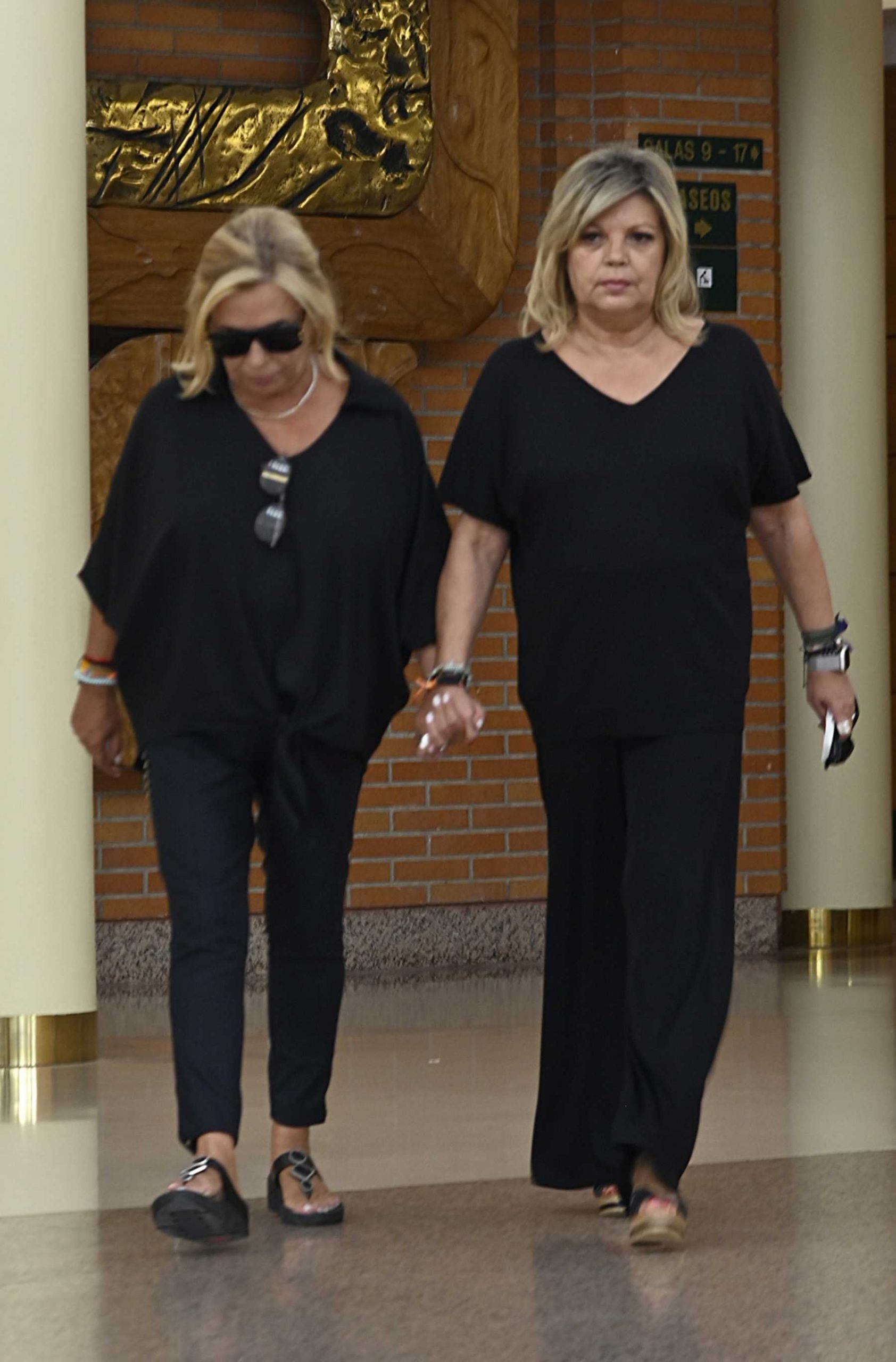 Terelu Campos y Carmen Borrego en el tanatorio La Paz de Tres Cantos / Gtres