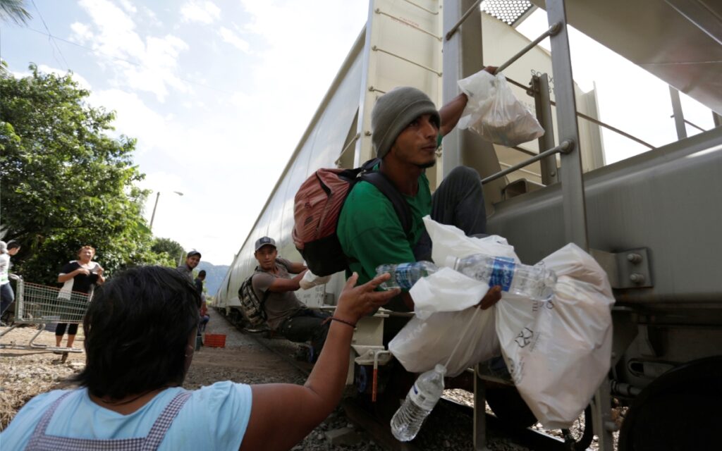 Ferromex suspende operación de 60 trenes para que migrantes no se suban