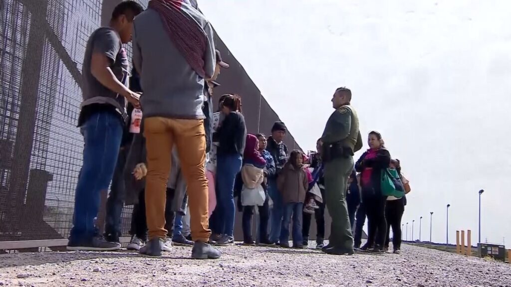 Gobernador de Texas enviará más migrantes a ciudades demócratas
