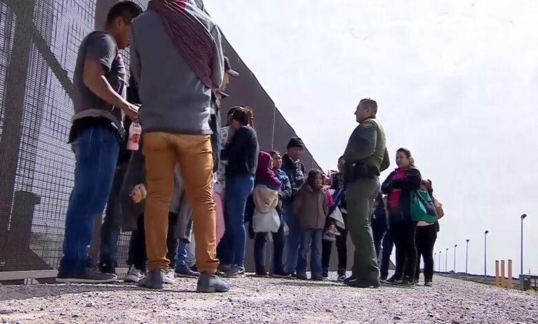 Gobernador de Texas enviará más migrantes a ciudades demócratas