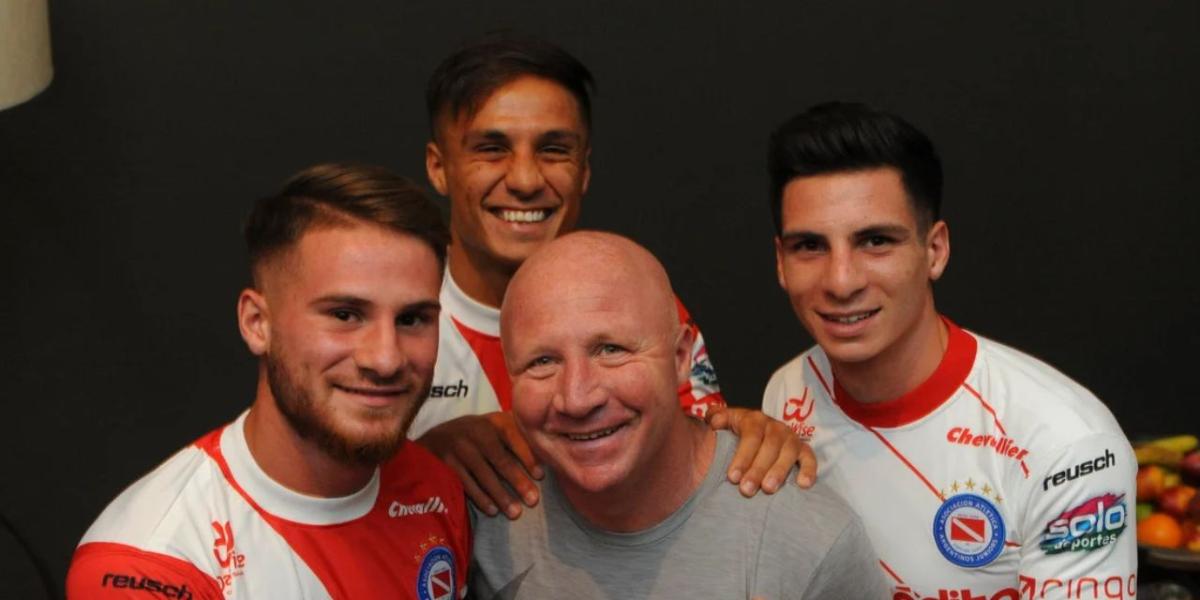 Gran duelo entre los hermanos Mac Allister en la Europa League