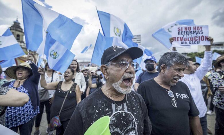 Guatemaltecos protestan contra 'golpe de Estado' denunciado por presidente electo Arévalo