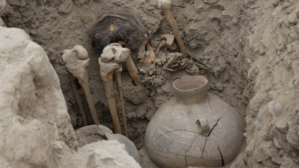Hallan en Perú una tumba de más de 1,000 años con un personaje sentado